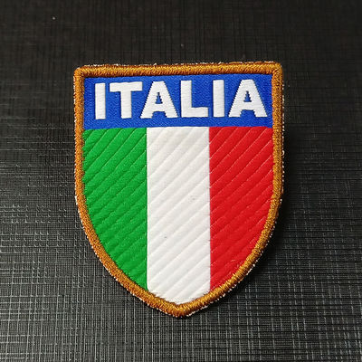 फ़ैक्टरी कस्टम शील्ड फ्लैग कढ़ाई पैच अनुकूलित कपड़े लेबल सिलाई-ऑन कपड़े बैज