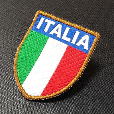 फ़ैक्टरी कस्टम शील्ड फ्लैग कढ़ाई पैच अनुकूलित कपड़े लेबल सिलाई-ऑन कपड़े बैज