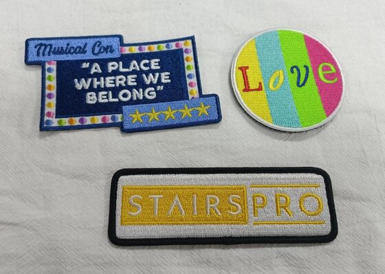 कपड़े कढ़ाई बैज फैशन डिजाइन कपड़े टिकाऊ रंग बुना हुआ कपड़े कपड़े पैच