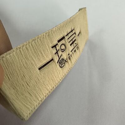 कपड़ों के लिए कस्टम फैब्रिक बुना हुआ लेबल, उच्च गुणवत्ता वाले कपड़ों के लेबल, व्यक्तिगत फैशन ब्रांड लेबल