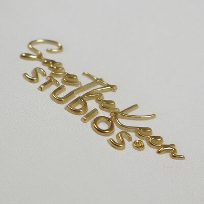 परिधान के लिए कस्टम गोल्ड टीपीयू हीट ट्रांसफर लोगो 3डी एम्बॉस्ड ट्रांसफर लेबल