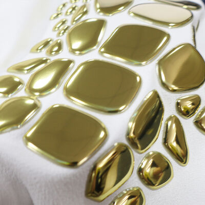 फैक्टरी कस्टम धातु स्वर्ण टीपीयू हीट ट्रांसफर लेबल - लक्जरी परिधान और फैशन वस्त्रों के लिए अनियमित आकार का प्रतीक