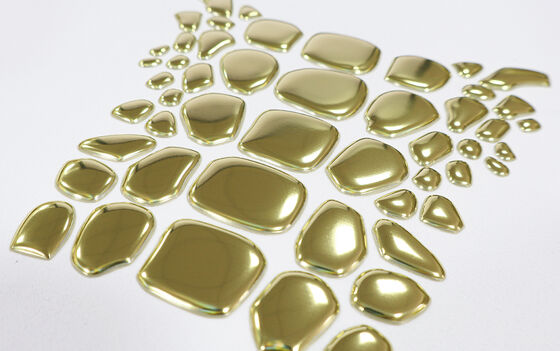 फैक्टरी कस्टम धातु स्वर्ण टीपीयू हीट ट्रांसफर लेबल - लक्जरी परिधान और फैशन वस्त्रों के लिए अनियमित आकार का प्रतीक