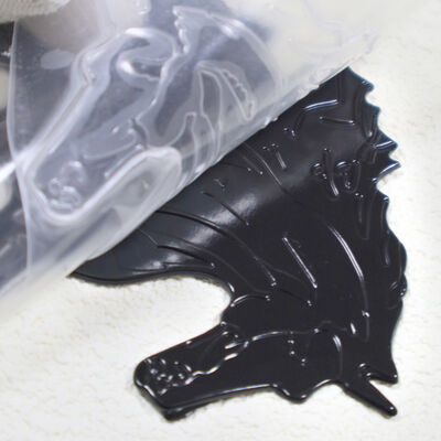 ब्लैक रनिंग हॉर्स टीपीयू हीट ट्रांसफर लेबल