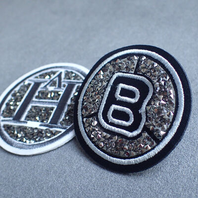 कढ़ाई सेवा कस्टम कपड़े बैज लेबल 100% मशीन कढ़ाई पैच और गर्मी हस्तांतरण बैज के साथ