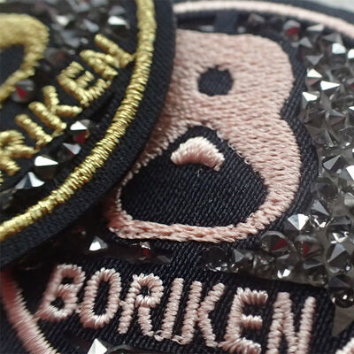 कढ़ाई सेवा कस्टम कपड़े बैज लेबल 100% मशीन कढ़ाई पैच और गर्मी हस्तांतरण बैज के साथ