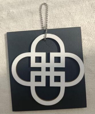 कस्टम हैंग टैग नया डिज़ाइन कम कीमत वाले गारमेंट एक्सेसरीज़ कपड़ों के लिए स्विंग हैंग टैग