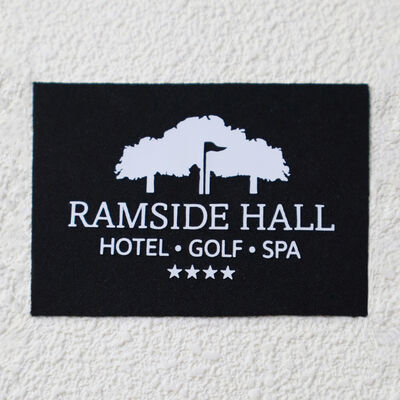 उच्च गुणवत्ता वाले फ्लैट सिलिकॉन ट्रांसफर स्टिकर टिकाऊ कस्टम ब्रांड लोगो टैग परिधान एक्सेसरीज़ के लिए